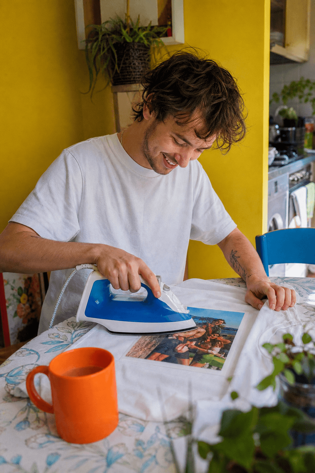 Quelqu’un personnalise son t-shirt avec CréaKit