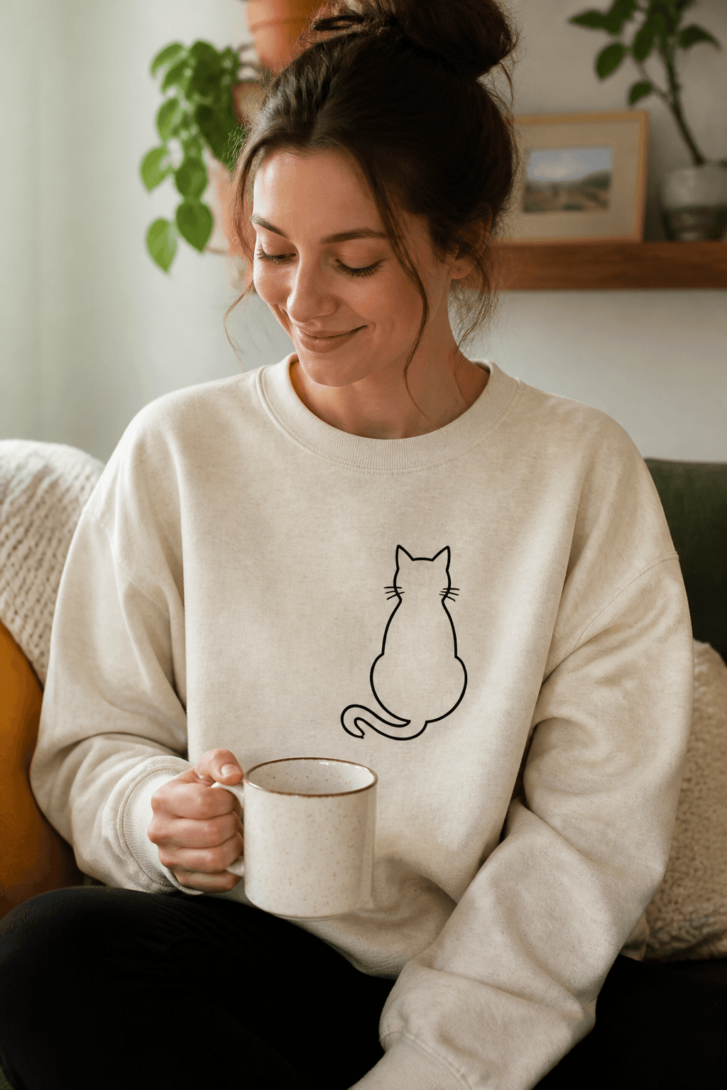 Sweat crème avec un chat en trait noir