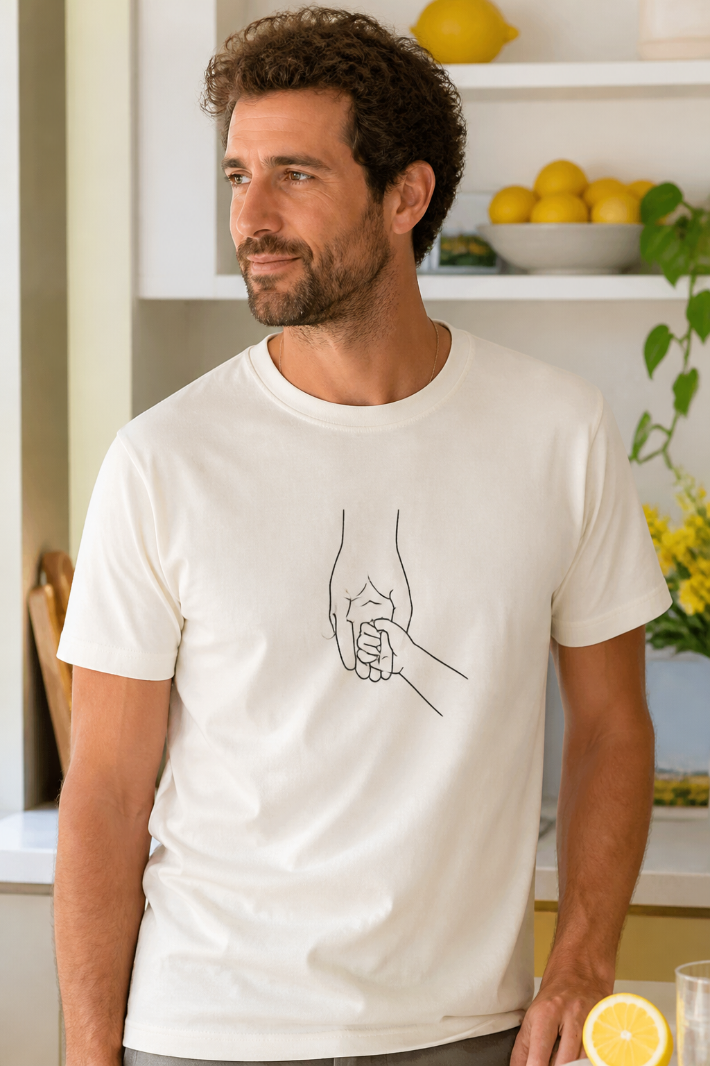 Détail de couple (mains) pour un t-shirt personnalisé discret